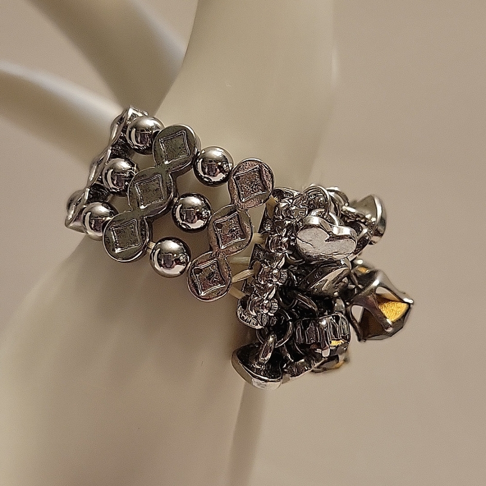 Statement Ring With Stretch Band - Picture 5 of 5